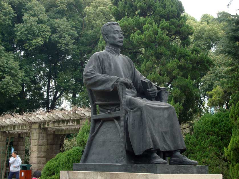 Lu Xun's statue